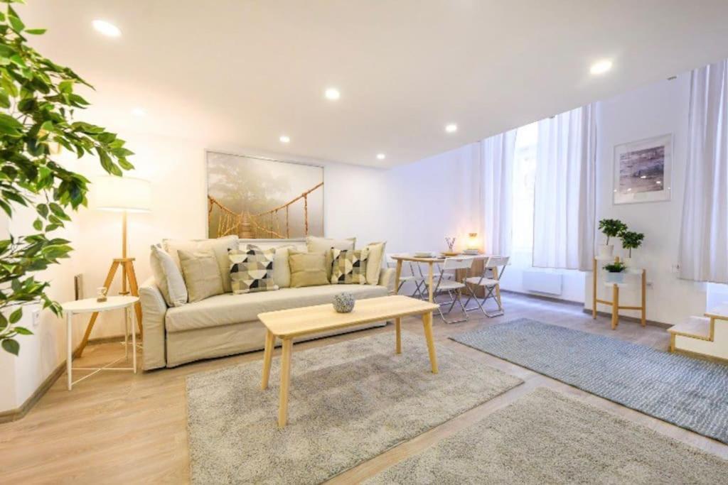 2 Bedroom Flat In Nyar Str., Boutique Budapest Exteriör bild